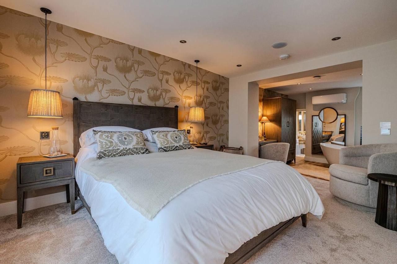 Boutique Retreat With Movie Room And Parking - B&B