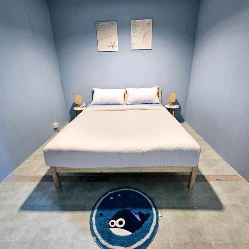 Chambre Lit Queen-Size avec Salle de Bains Commune