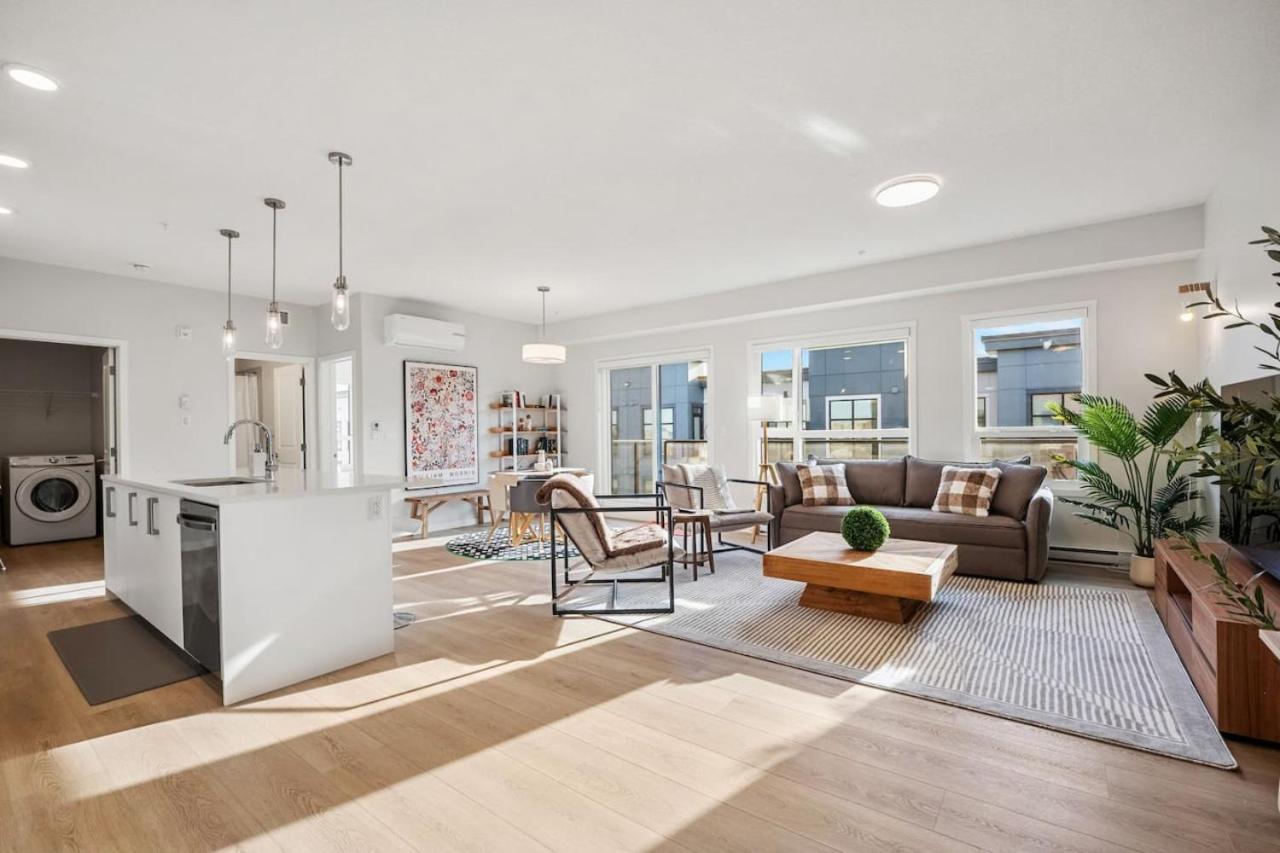 Very Spacious Luxury Apartment with AC, 70" Smart TV with Netflix, Free Underground Parking & More - B&B Calgary