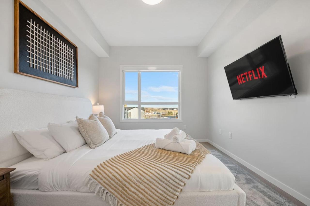 Very Spacious Luxury Apartment with AC, 70" Smart TV with Netflix, Free Underground Parking & More - Chambres d'hôtes Calgary