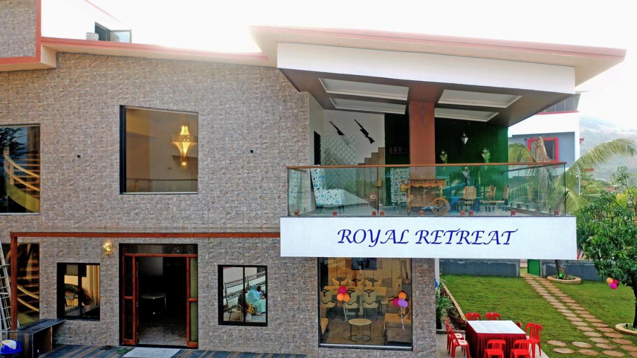 Royal Retreat Lonavla - 7BHK Luxury Villa with Turf - B&B