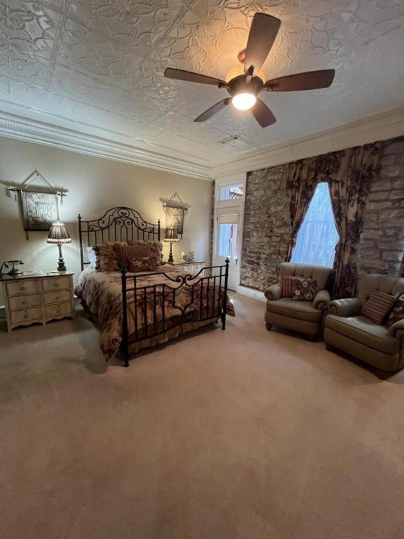 Queen Suite with Spa Bath