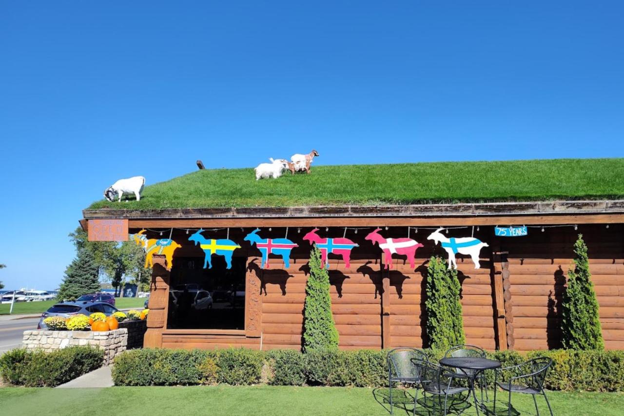 The Goat and Cherry- Cozy Retreat, Hot Tub, Fire Pit, Arcade Fun & Dogs! - B&B Sister Bay