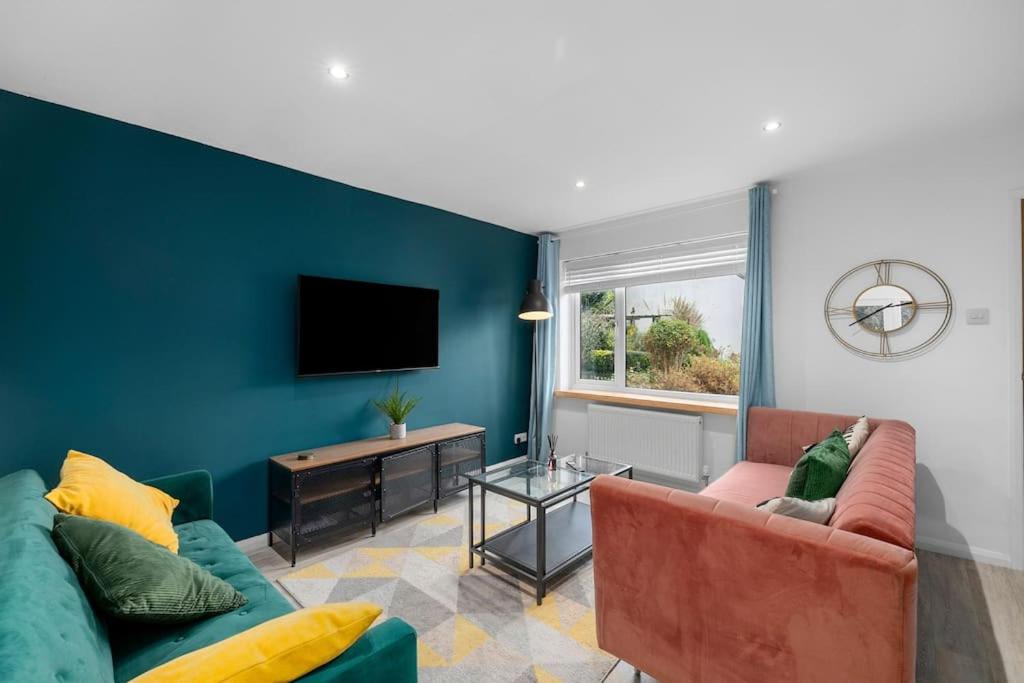 Beautiful 3-bedroom house with free parking near city - Ferienwohnung