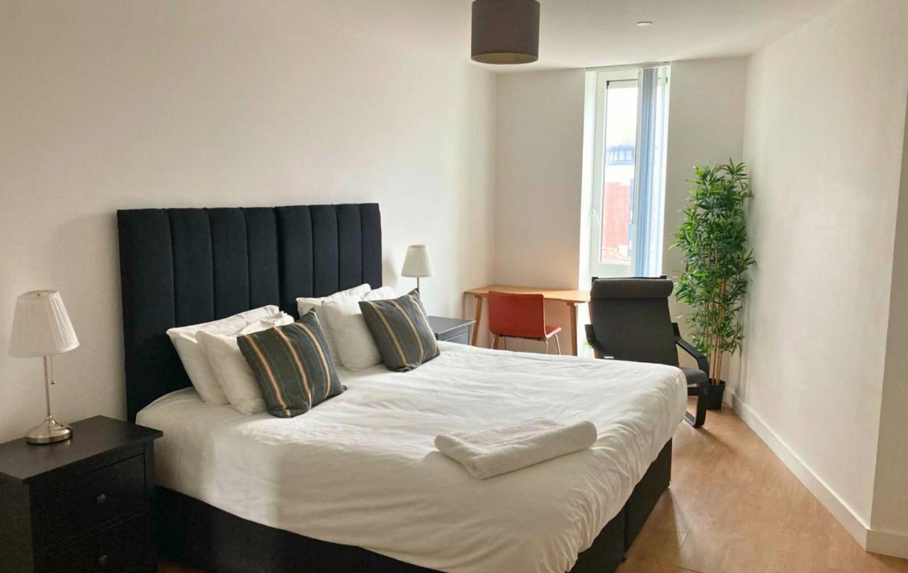 Bracknell RWH Stunning Two Bedroom Apartment - B&B
