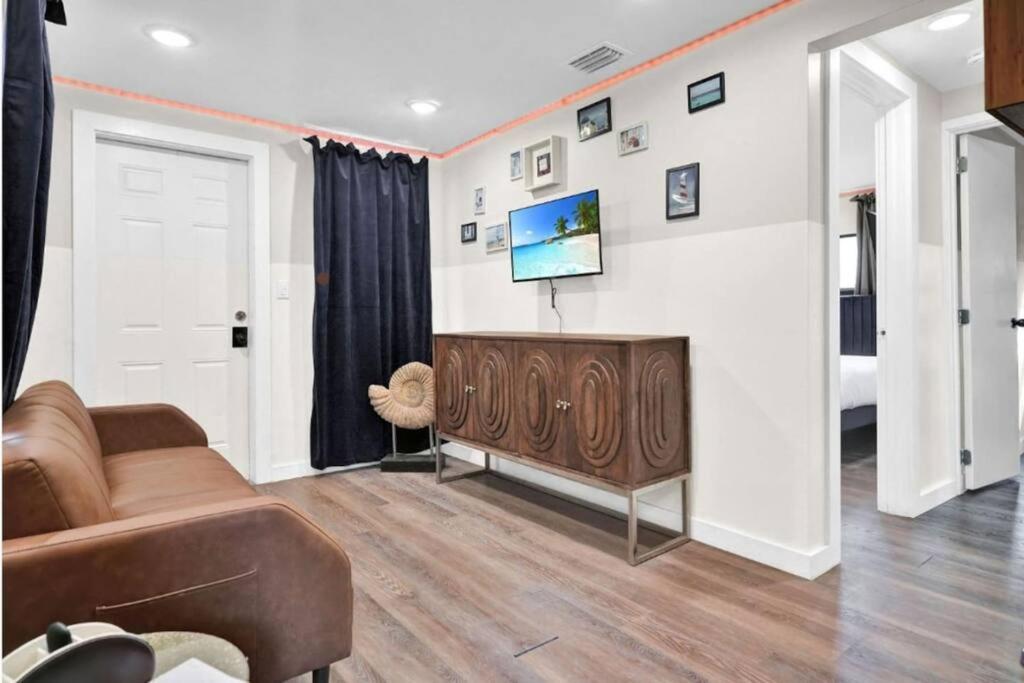 Stylish Miami Suites with Self Check-in - Bed and Breakfast Miami