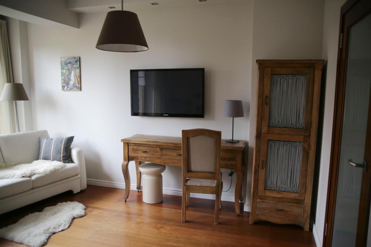 Deluxe One-Bedroom Apartment