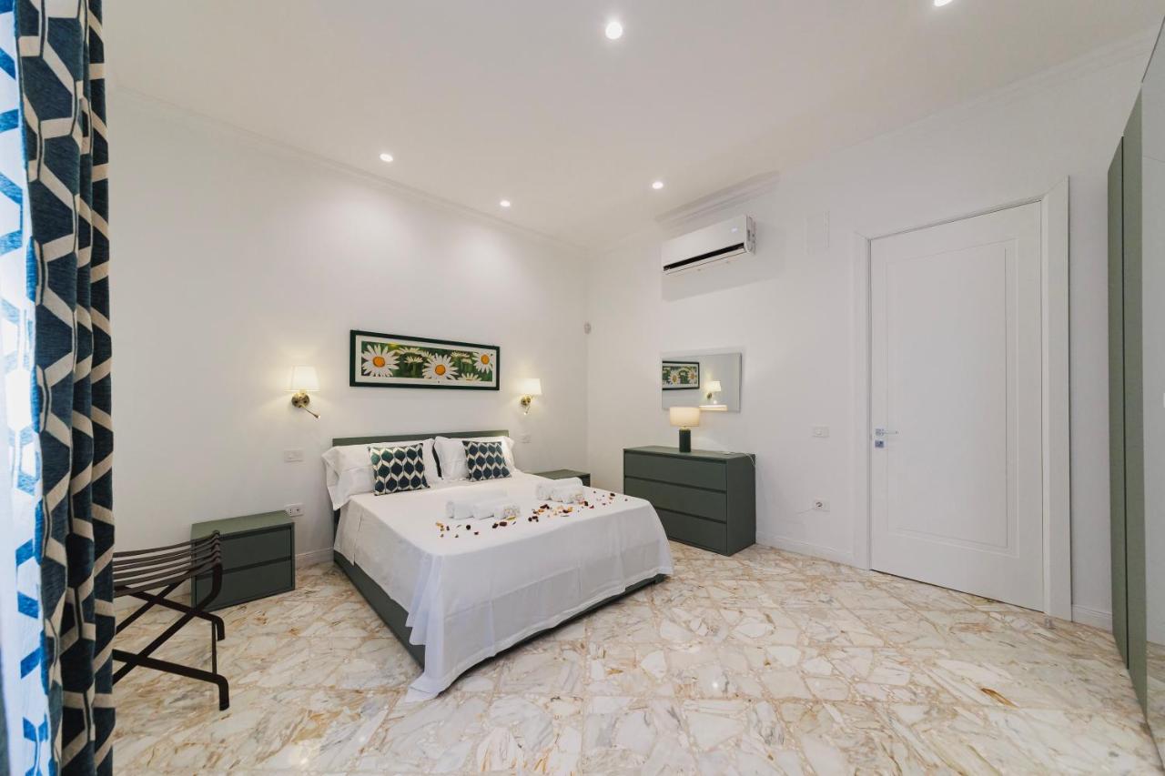 VACCARO 23 CITY AND SEA - 50m dal mare & a pochi minuti a piedi dal centro - B&B Bari