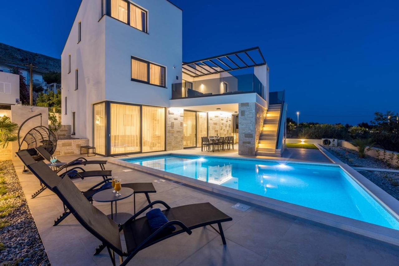 Luxury Villa RoMa 1 ,with heated saltwater pool, parking, high speed Internet, BBQ, - B&B Bajnice