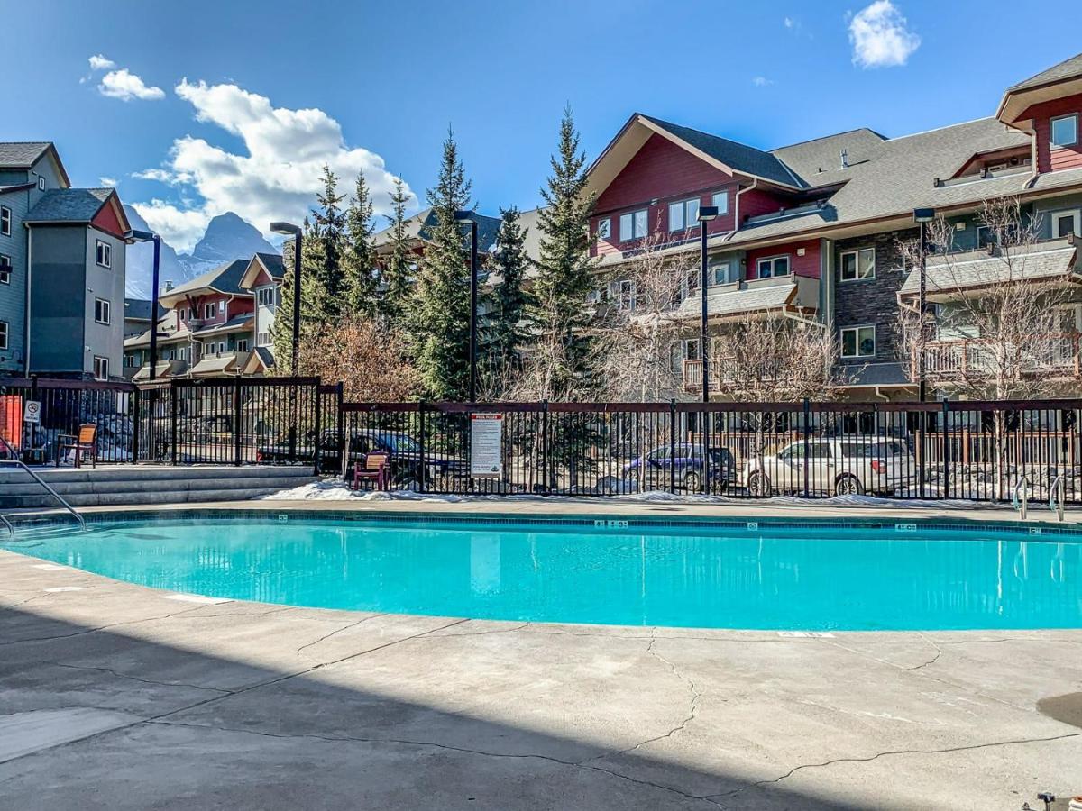 Family Gateway Outdoor Pool & Hot Tub Experience - B&B Canmore