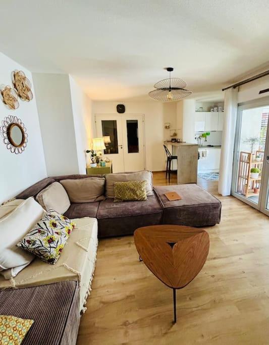Le Joli Adèle proche Gare avec Terrasse et Parking - B&B