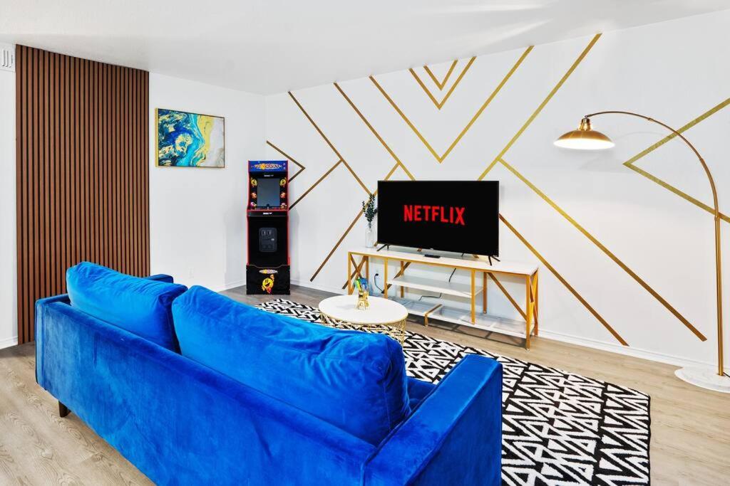 Mins to Downtown! Luxury 2BR and Arcade - B&B Austin