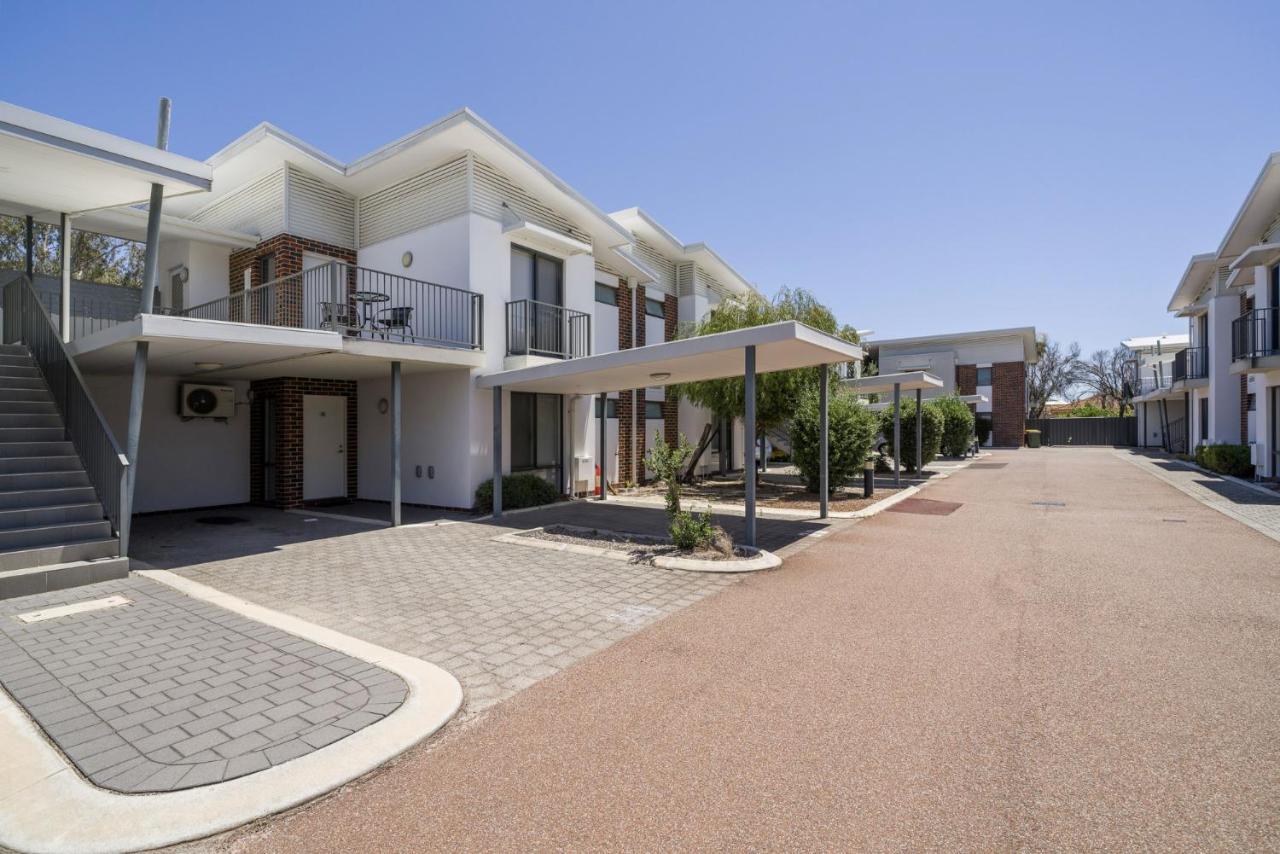 Sunny 2-Bed in Quiet Location with Balcony - B&B