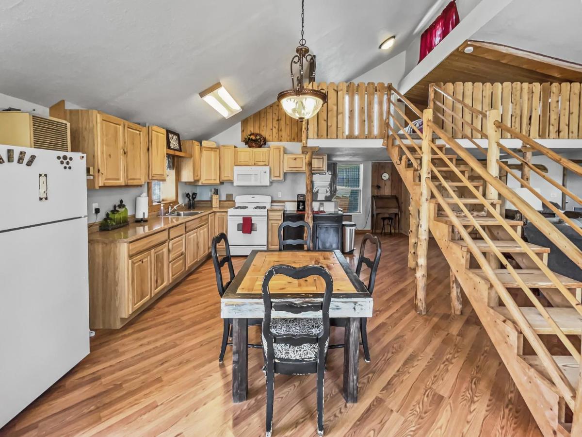Cedar Mountain Bunkhouse cabin - Bed and Breakfast Montrose