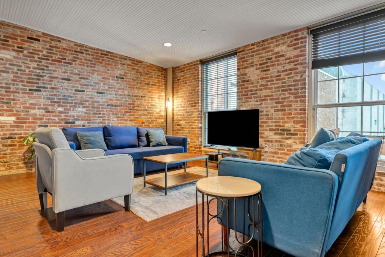 Ideal Spot Near 4th Street Live & Local Dining - B&B Louisville