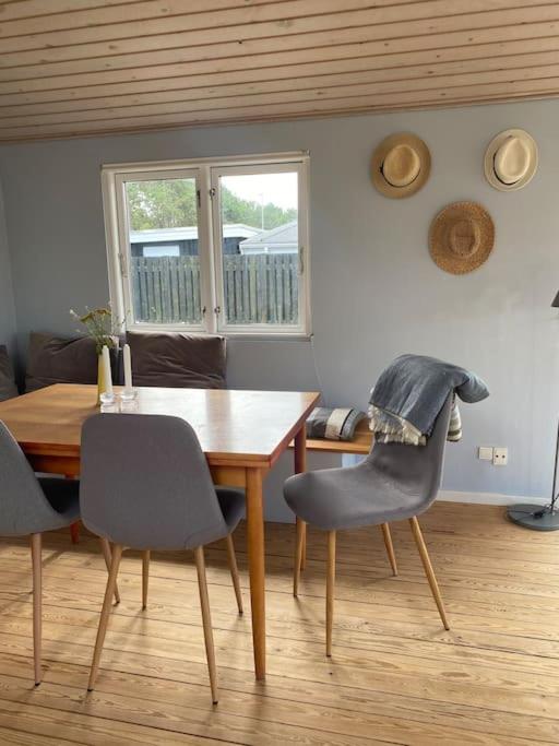 Cosy Holiday Home - 300 m to beautiful beach and cafés - Chambres d’hôtes