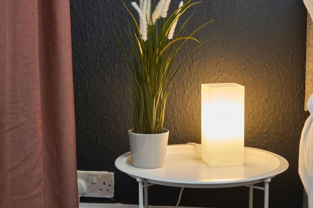 Large 4 bedroom flat close to city, street parking - B&B Elswick