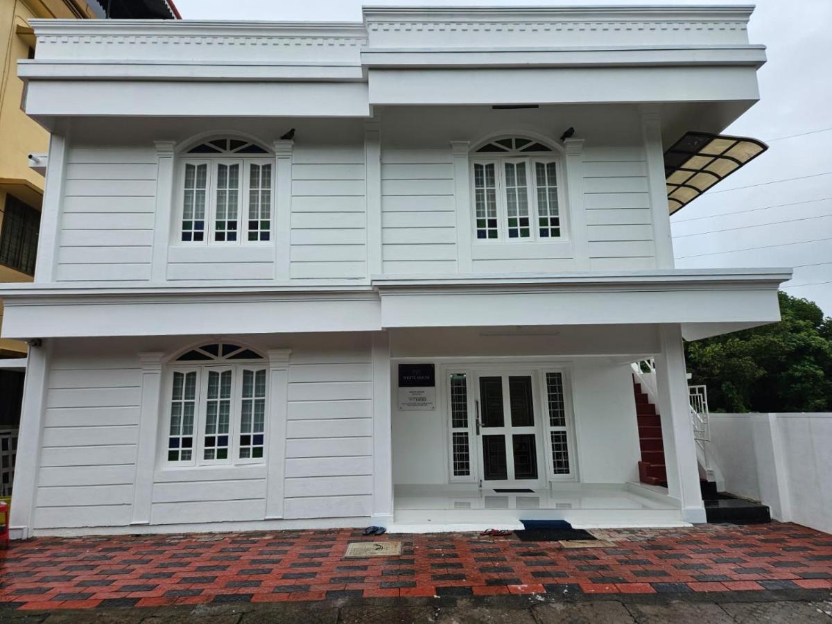 White House Homestay - B&B