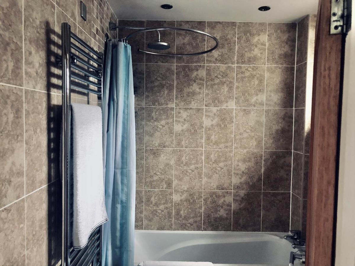 Camera Matrimoniale con Bagno in Comune