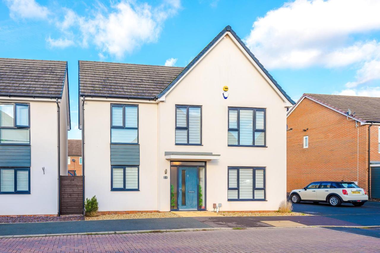 Hasting's House by YourStays - 3 Bedroom House in Stoke-on-Trent - B&B