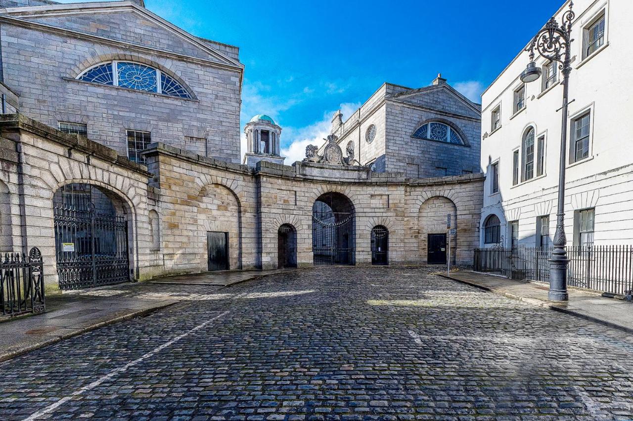 Leinster Apartment, 7 Henrietta Street, Dublin City Centre - B&B