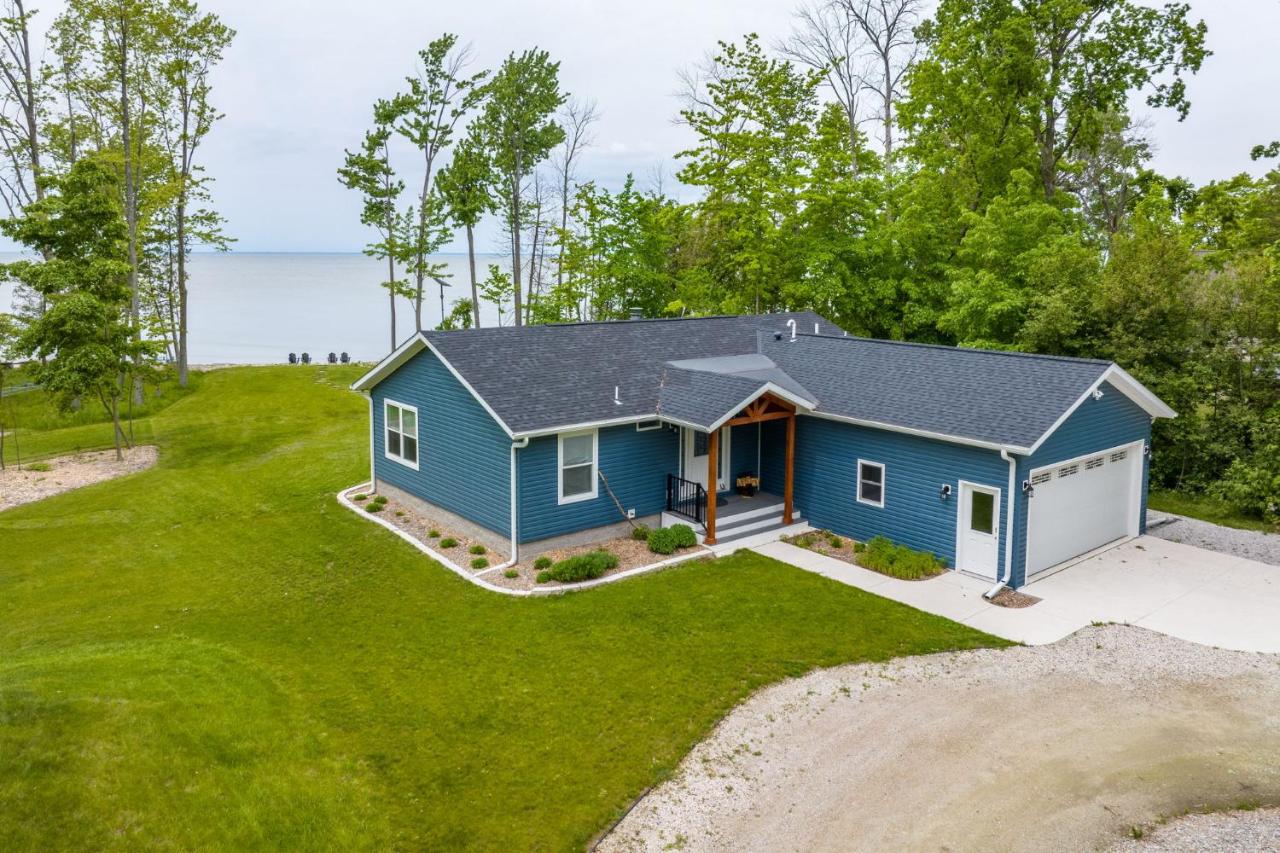 Bayside Bear - Lakefront Paradise! Hot Tub, Canoe & Family Fun - B&B