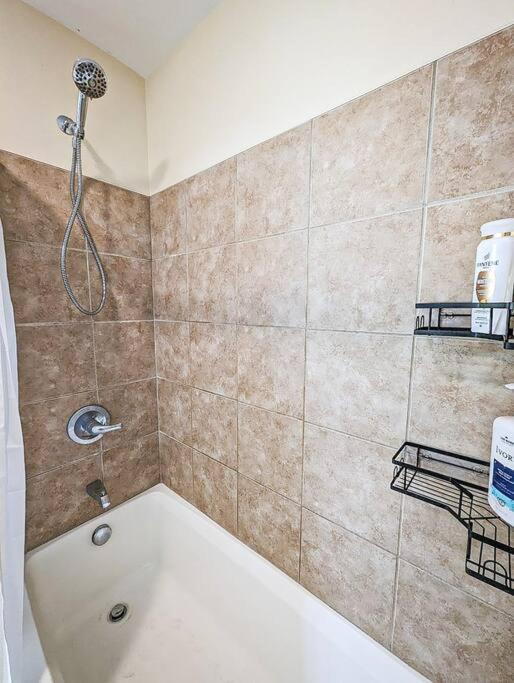 Luxury & Stylish Townhome, King Beds, W/D, Garage - Ferienwohnung