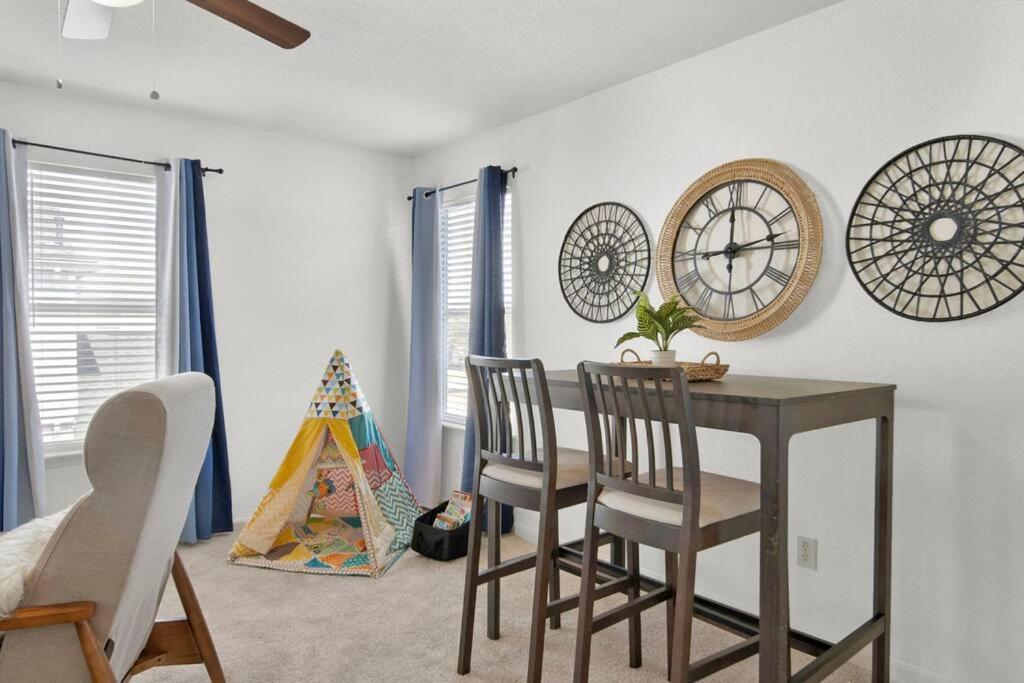 Spacious Modern Retreat and Spa - B&B Tomball