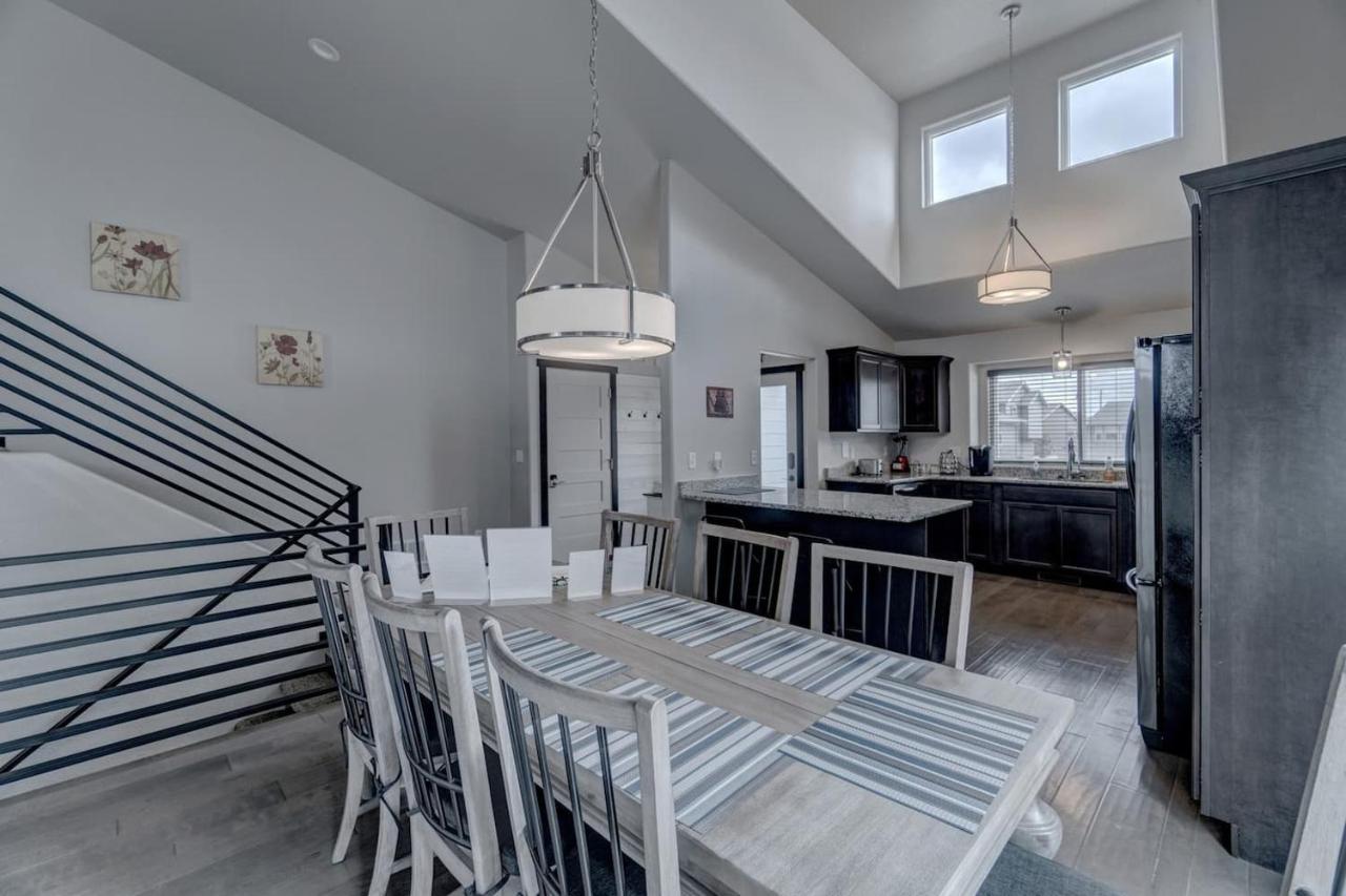 Executive Golf Club Red Rocks Home, Locally Owned! - B&B