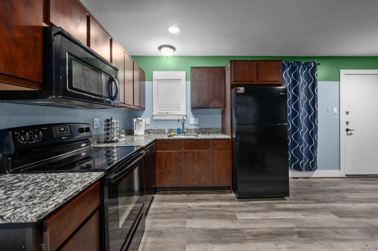 Relaxing 1BR King Bed Apt with Free Park - Chambres d'hôtes Houston