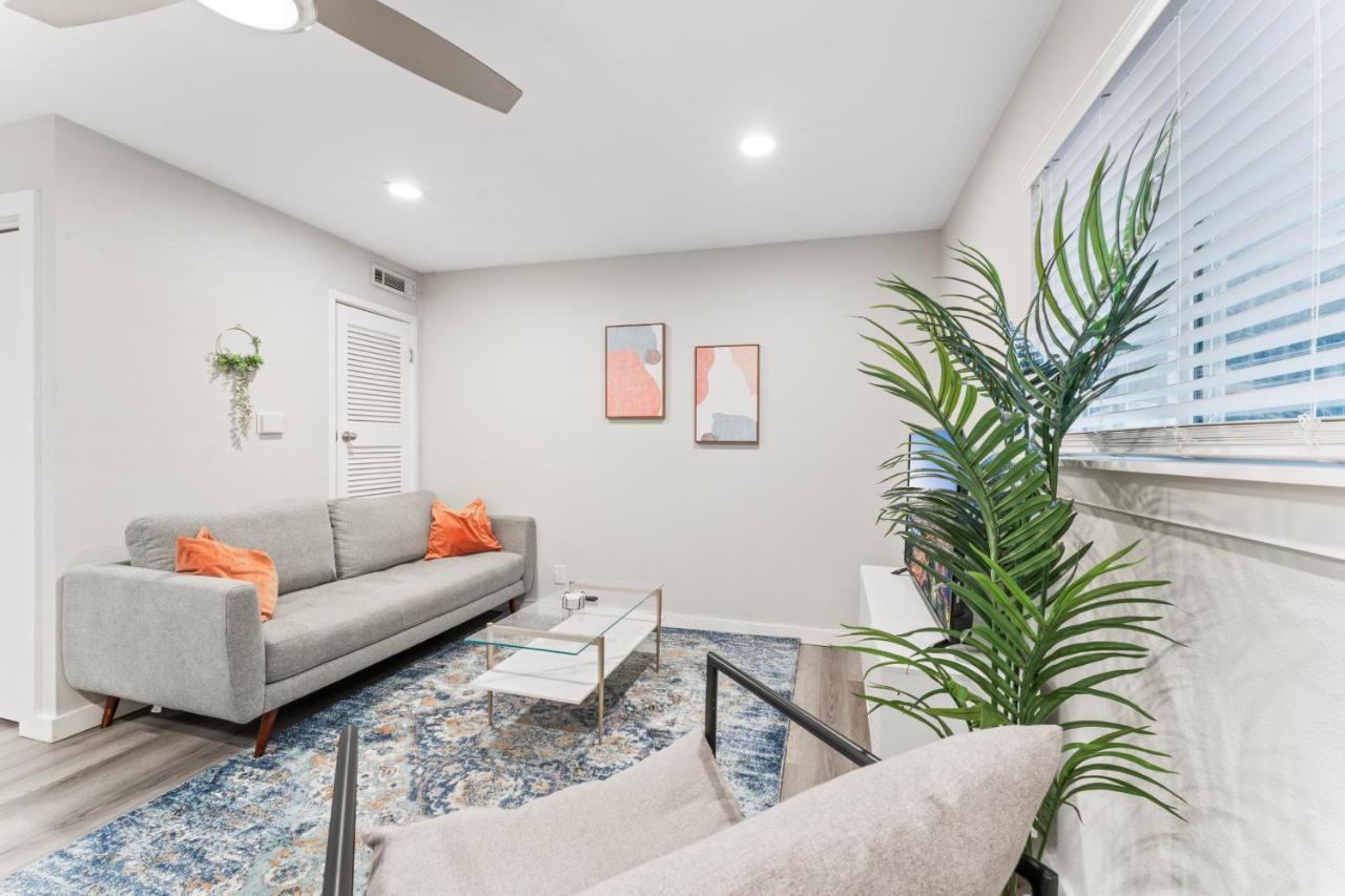 Prime West Downtown Studio and 1BR Suites w Free Parking, Washer, and Dryer - B&B Austin