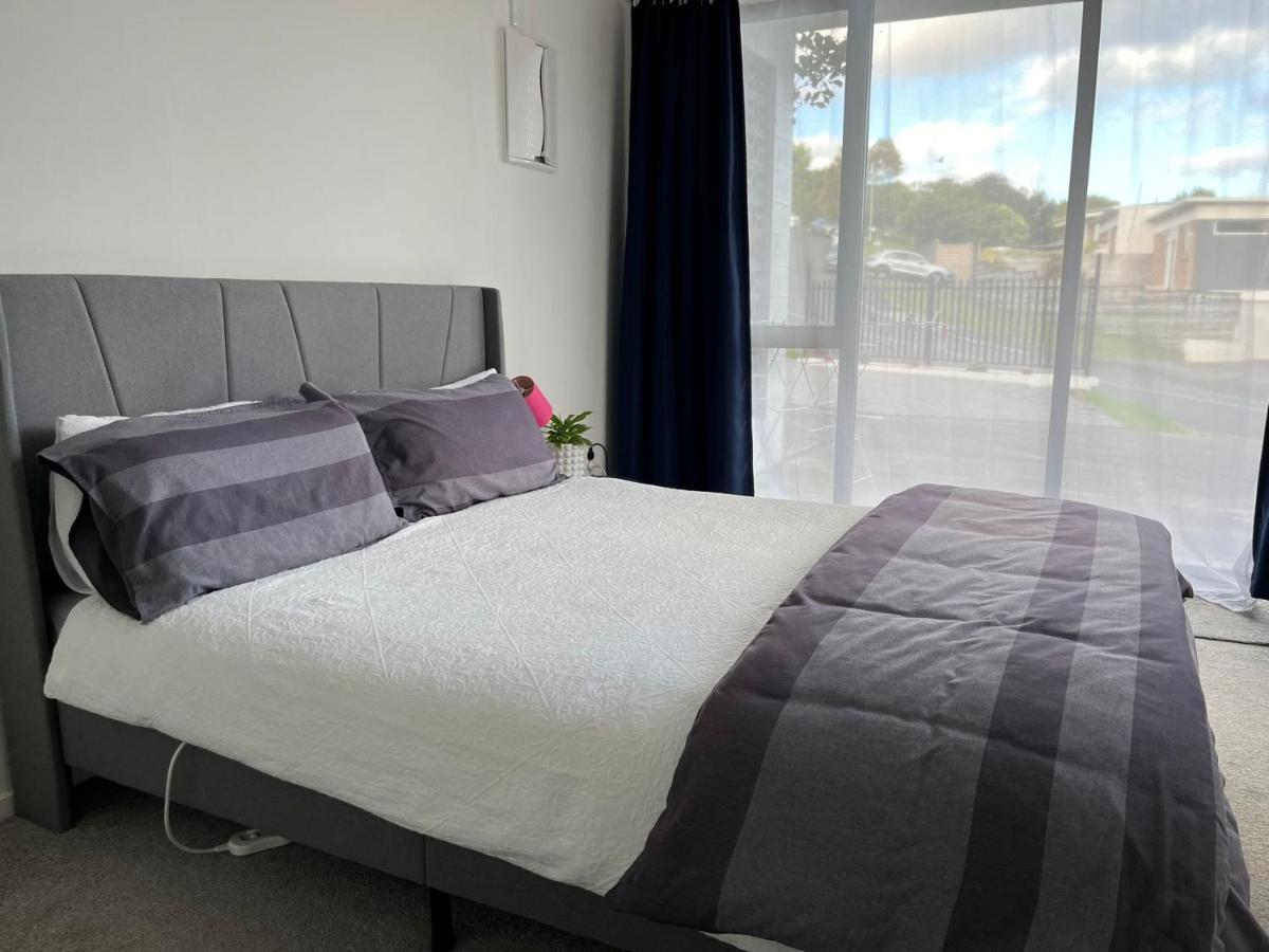 Totara Vale, Free Coffee, parking and wifi, near Glenfield Mall and highway 18,1 - B&B