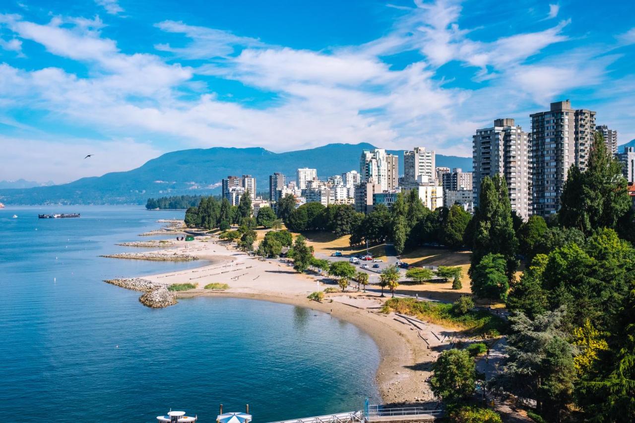 Stunning Skyline Views in a Cozy and Stylish Abode - B&B Vancouver