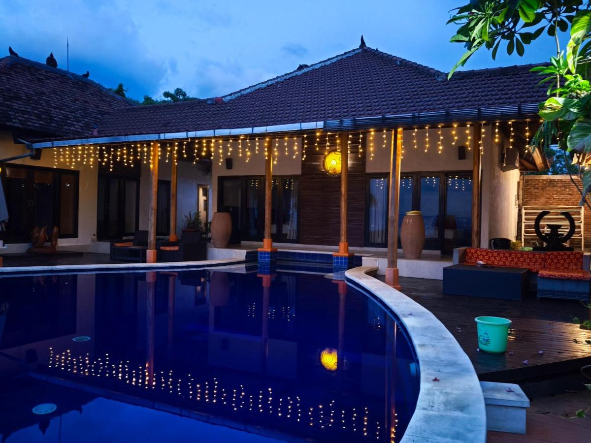 The Dharma Lovina - Mountain, Sea & Sunset View - Private Villa w Starlink - 5br - B&B
