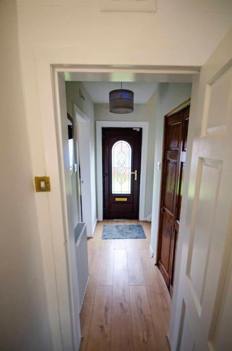 Spacious 4-Bedroom House in Glenboig - Ferienwohnung