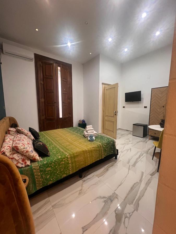Habitación con cama extragrande y vistas a la piscina