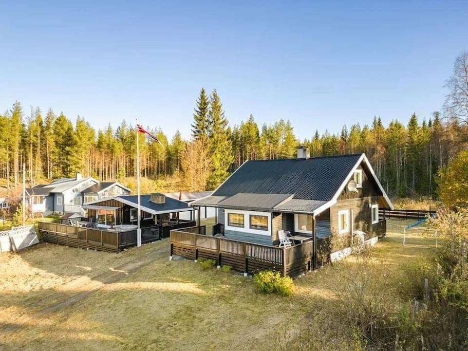 Koselig feriehus med jacuzzi i Nordre Osen, kun 40 minutter fra Trysil skianlegg - Chambres d'hôtes Åmot