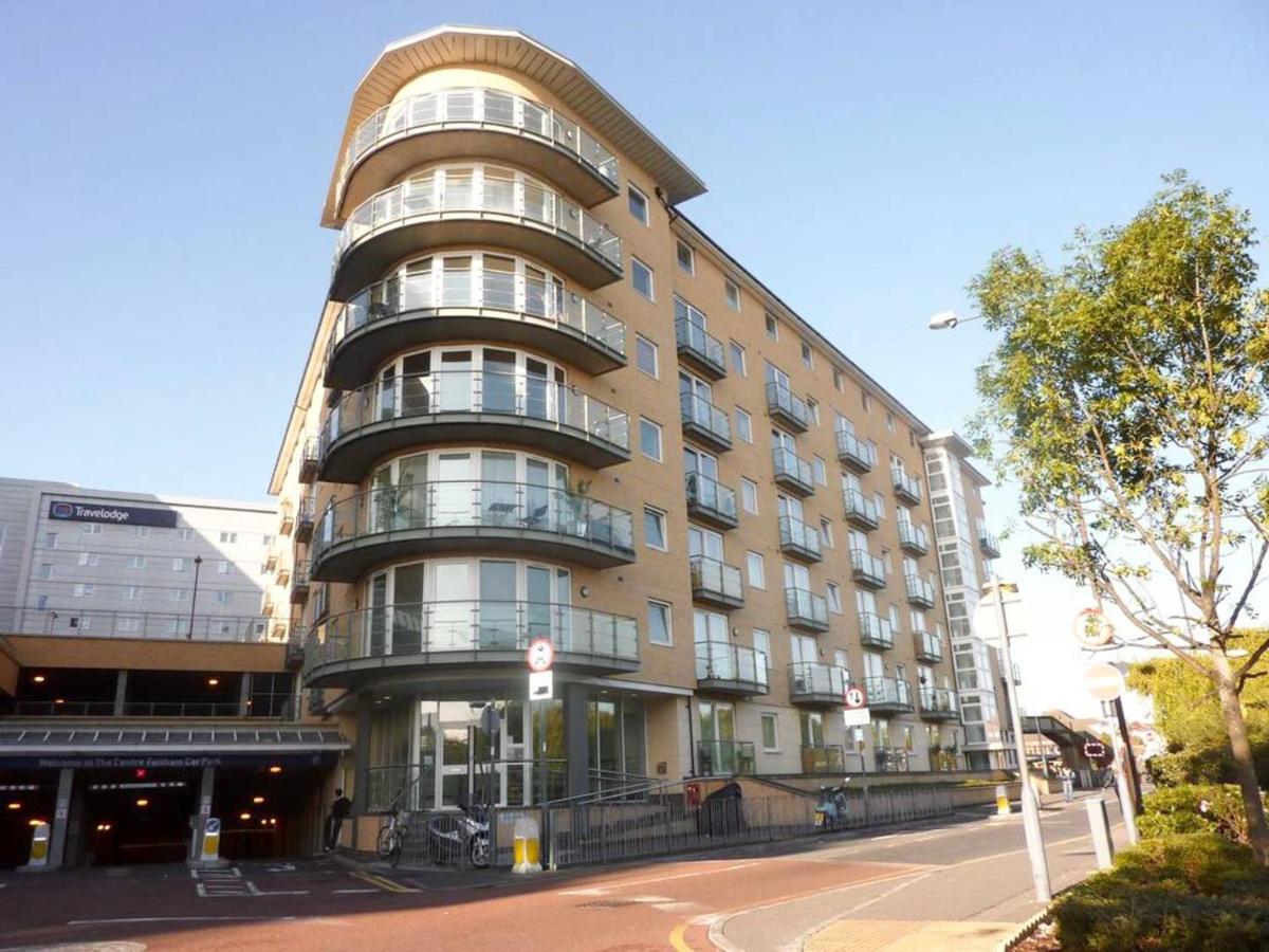 Stylish Apartment Near Heathrow, Skyline Views - B&B Feltham