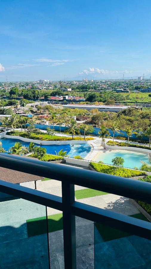 Beach Vibe Condo with PS4, Mini Karaoke, Board Games in Azure North San Fernando Pampanga - Chambres d'hôtes San Fernando