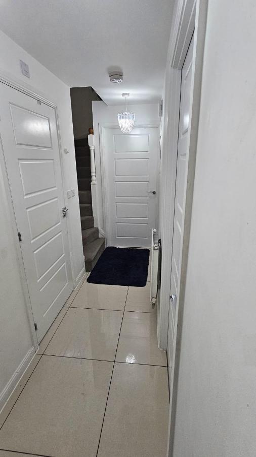 Modern Double Room with Desk,Netflix, Wifi and Free Parking Near Wellingborough Centre - Chambres d'hôtes Wellingborough