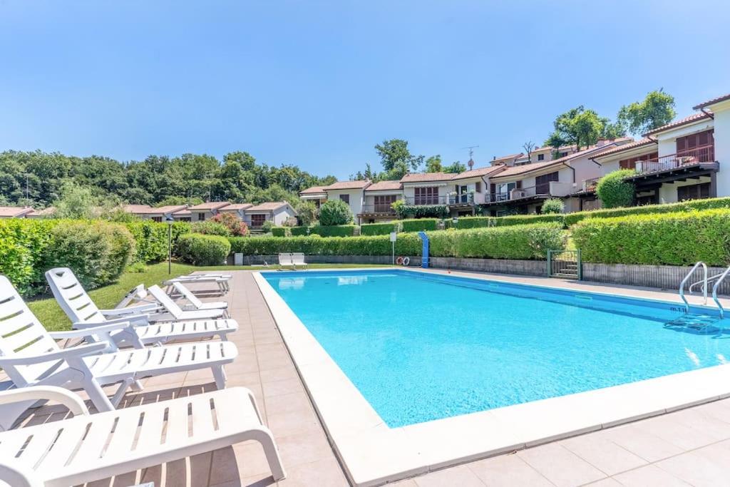 Mother of Pearl House with Lake View Pool - B&B