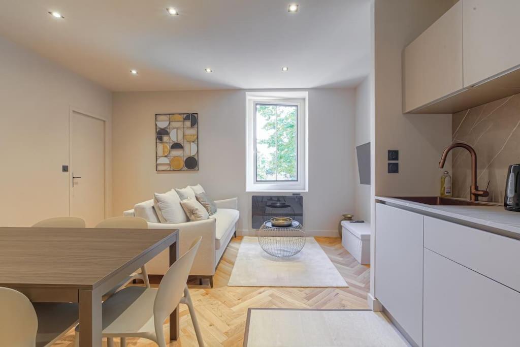 Superbe appartement, deux chambres, St-Didier - Bed and Breakfast Saint-Didier-au-Mont-d'Or