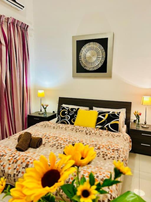 Seaside Spinola APT in St Julians, Queen beds - B&B