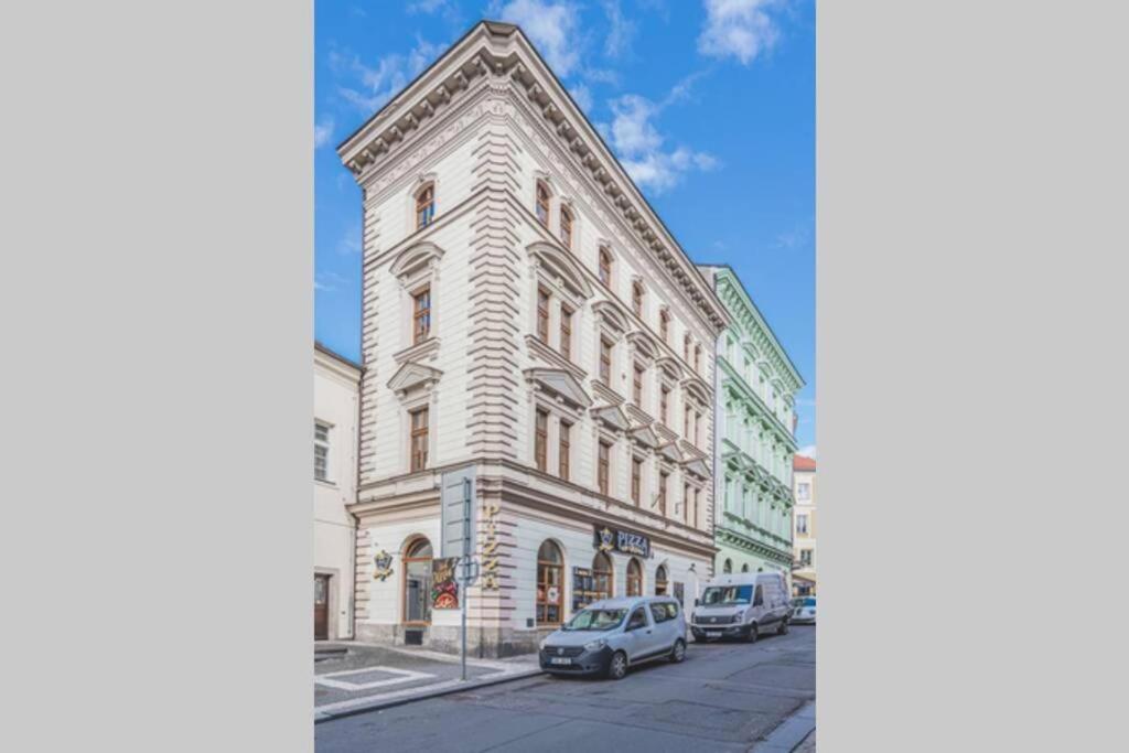 Moderní apartmán u Velkého náměstí 1, Wi-Fi a Netflix zdarma, koupelna s vanou - B&B