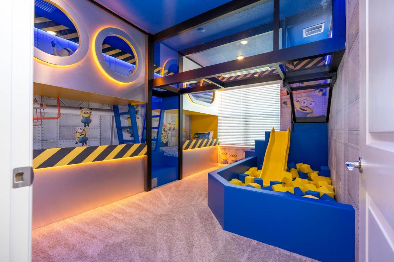 Spacious 10BR Villa Movie Theater and Themed Rooms - 16295 - Chambres d'hôtes Orlando