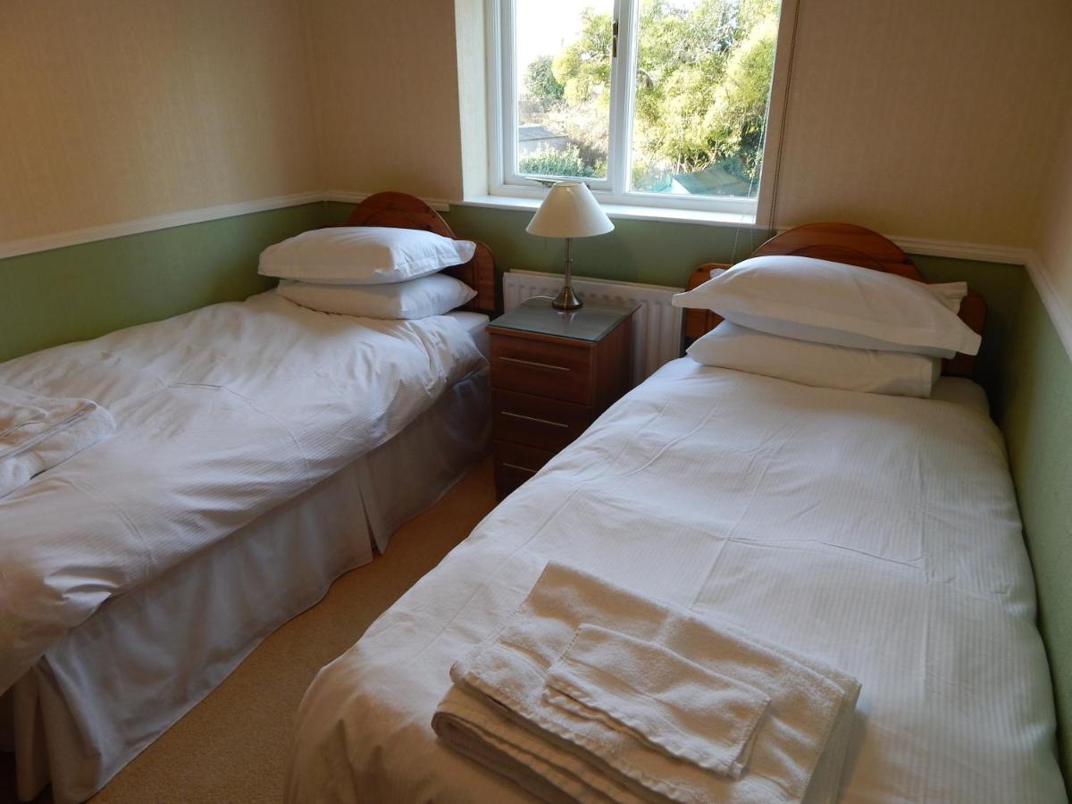 Twin Room with Shower
