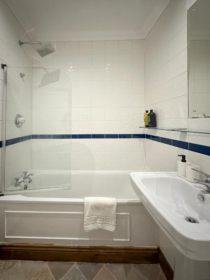Dreibettzimmer mit Badewanne