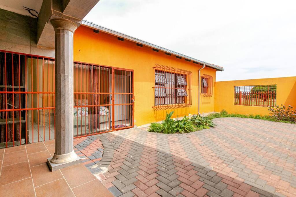 Turning Point Haven Esther Park Cottage - B&B Kempton Park