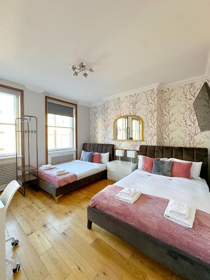 Vierbettzimmer mit Badewanne