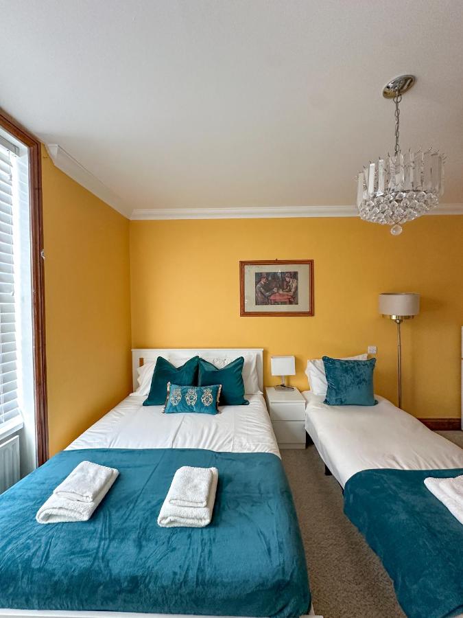 Dreibettzimmer mit Dusche